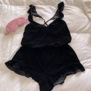 ✨🖤 NEW Victoria Secret black velvet romper